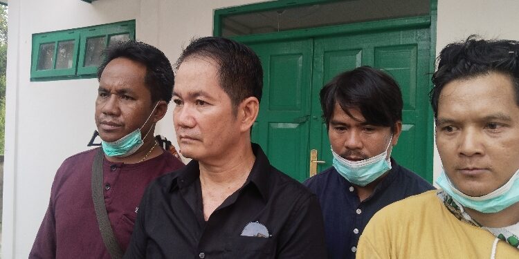 FOTO: AGUS/MATAKALTENG - Pihak keluarga sedang menunggu Jenazah dilakukan Otopsi oleh pihak dokter di Kamar Mayat RSUD dr Murjani Sampit, Minggu 8 Oktober 2023.