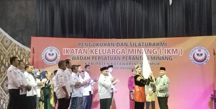 FOTO : AGUS/MATA KALTENG - Bupati Kotim Halikinnor saat mengukuhkan pengurus IKM periode 2023-2028, Sabtu Oktober 2023 malam.