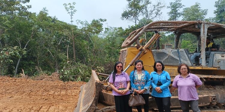 FOTO : LILY RUSNIKASI/MATA KALTENG
- Anggota DPRD Kabupaten Gumas Lily Rusnikasi (batik biru) bersama Kepala SDN 5 Kuala Kurun Desy Evata Duyen, para guru dan warga RT 14 saat meninjau ruas jalan lingkungan yang diperlebar oleh PBS, Jumat 6 Oktober 2023.