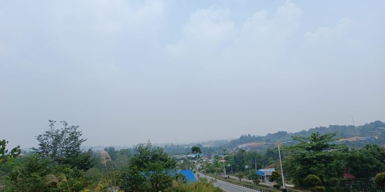 FOTO: SID/MATA KALTENG
- Kota Kuala Kurun mulai diselimuti kabut asap, Minggu 8 Oktober 2023.