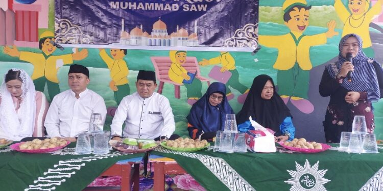 FOTO: DISDIK/MATA KALTENG - Plt Kepala Disdik Kotim M Irfansyah saat menghadiri Maulid Nabi di SMPN 3 Sampit, Minggu 8 Oktober 2023.