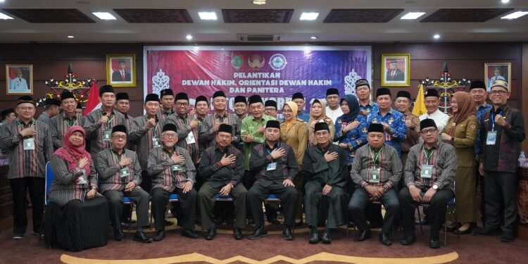 FOTO: OLIVIA/MATAKALTENG - Sekretaris Daerah Provinsi Kalteng, H. Nuryakin saat melantik Dewan Hakim dan Panitera pada Musabaqah Tilawatil Quran VII KORPRI Tingkat Kalteng Tahun 2023.