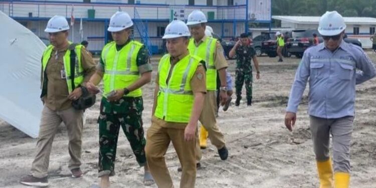 FOTO: PROKOM SERUYAN/MATA KALTENG - Gubernur Kalteng, Sugianto Sabran beserta rombongan saat meninjau progres pembangunan RSUD Kalteng di Desa Pembuang Hulu, Kecamatan Hanau, Senin 9 Oktober 2023.