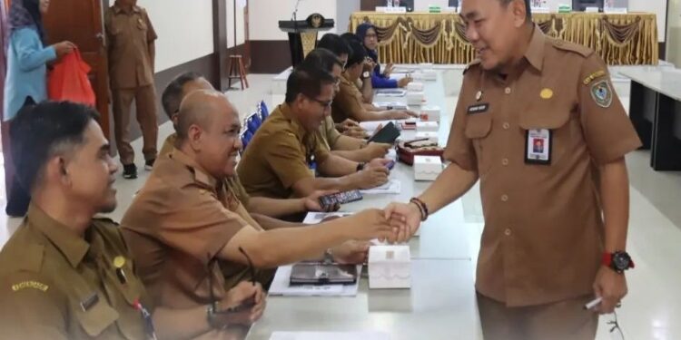FOTO: PROKOM SERUYAN/MATA KALTENG - Asisten Perekonomian dan Pembangunan Setda Seruya, Adhian Noor (kanan) saat menghadiri agenda pemerintah daerah di Aula Bappeda setempat beberapa waktu lalu.