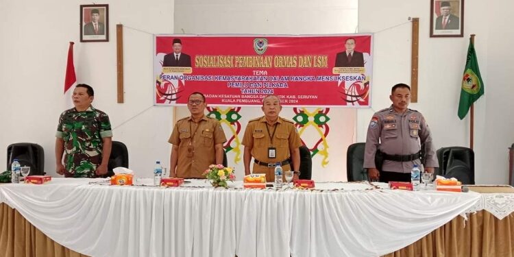 FOTO: PROKOM SERUYAN/MATA KALTENG - Pj Sekda Seruyan, Bahrun Abbas (dua dari kiri) saat menghadiri agenda sosialisasi pembinaan ormas dan LSM di Aula Kesbangpol Seruyan, Senin 9 Oktober 2023.