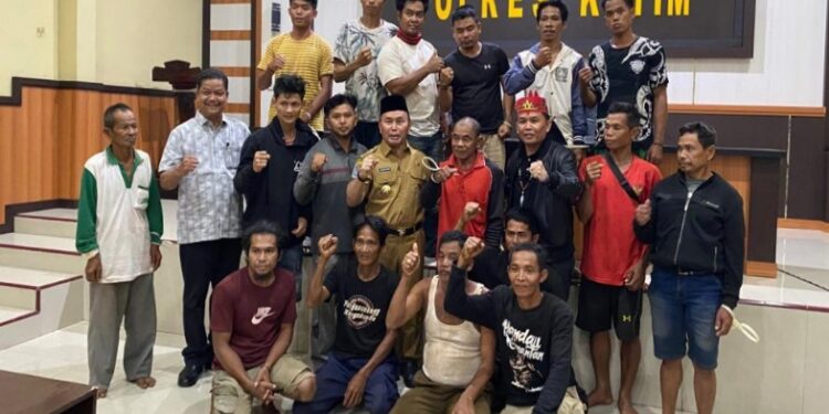 FOTO: IST/MATA KALTENG – 20 Orang yang sebelumnya ditahan dibebaskan oleh ketua DAD Kalteng.