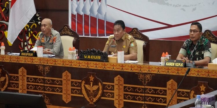 FOTO: MATAKALTENG - Wagub Kalteng Edy Pratowo hadir mengikuti Rakorsus dalam rangka Peningkatan Upaya Penanganan Karhutla pada Masa El Nino Tahun 2023 bersama Menko Polhukam Mahfud MD dan Menteri terkait lainnya secara virtual.