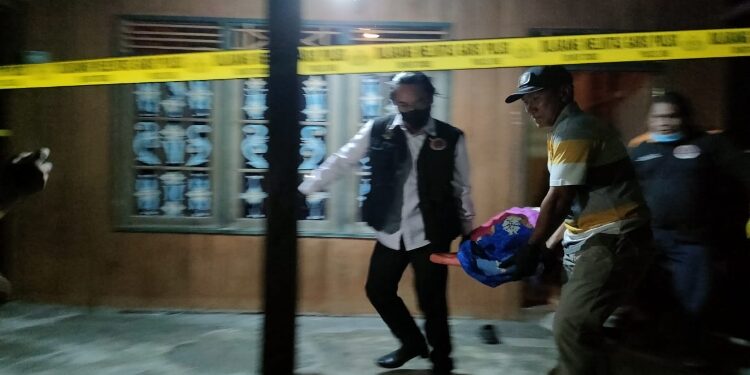 FOTO: RZL/MATAKALTENG - Jasad korban saat dibawa ke mobil ambulans untuk dievakuasi ke RSUD dr Doris Sylvanus Palangka Raya.