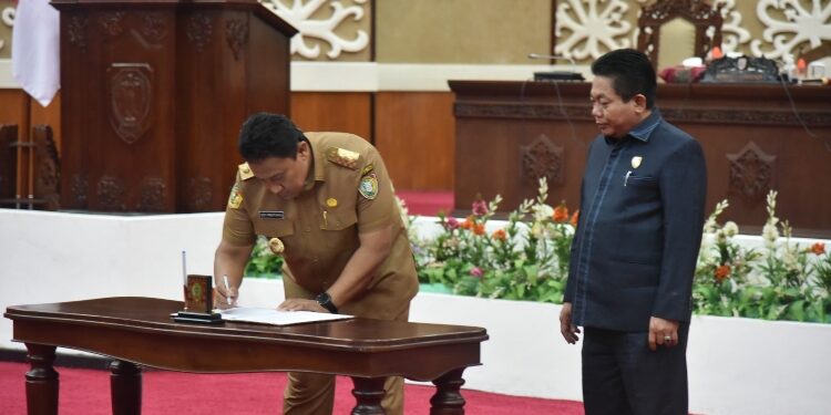 FOTO: OLIVIA/MATAKALTENG - Wagub Edy Pratowo menandatangani Persetujuan Bersama dengan DPRD Provinsi Kalteng terkait Raperda Pengelolaan Keuangan Daerah dalam Rapur Ke-4 Masa Persidangan III Tahun Sidang 2023.