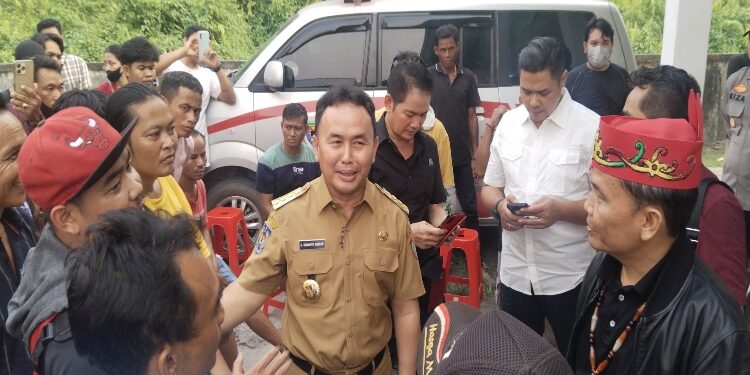 FOTO: AGUS/MATA KALTENG- Gubernur dan ketua DAD Kalteng saat menjenguk keluarga korban di RSUD dr Murjani Sampit, Minggu, 8 Oktober 2023.