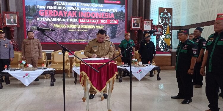 FOTO: DEVIANA/MATAKALTENG - Bupati Kotim Halikinnor saat menjadi saksi pelantikan Gerdayak Kotim, Senin 9 Oktober 2023.
