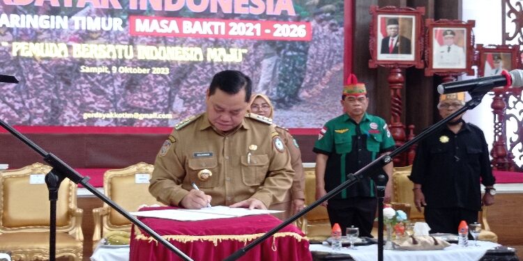 FOTO: DEVIANA/MATAKALTENG - Bupati Kotim Halikinnor saat menjadi saksi pengukuhan Gerdayak Kotim, Senin 9 Oktober 2023.