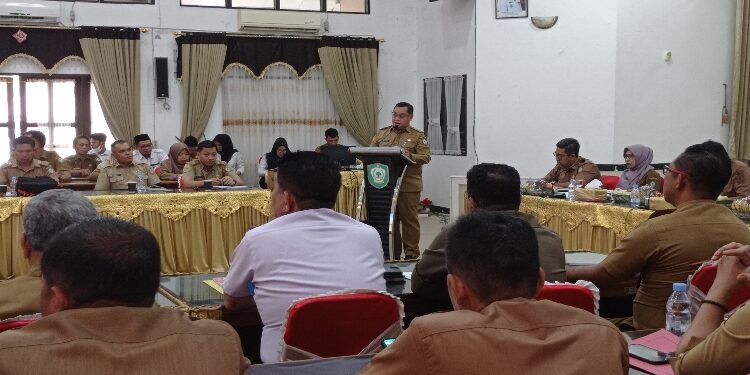 FOTO : DEVIANA/MATAKALTENG - Bupati Kotim Halikinnor saat membuka rapat koordinasi pengendalian dan evaluasi kegiatan pembangunan triwulan III tahun 2023, Senin 9 Oktober 2023.