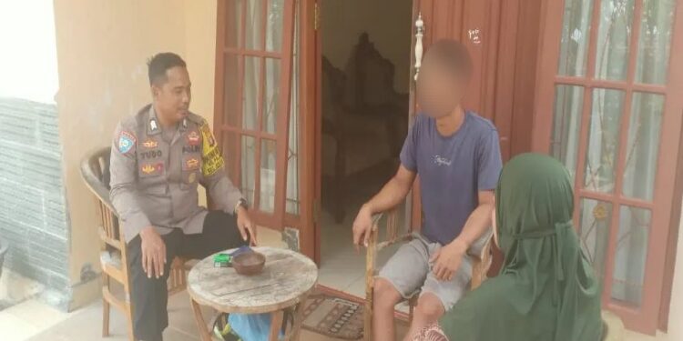 FOTO: MATAKALTENG - Bhabinkamtibmas Kelurahan Palangka, Brigpol, Yudo W, saat melakukan mediasi kepada dua warga yang berseteru.