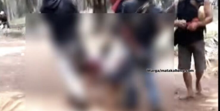FOTO : IST/MATA KALTENG - Bentrok yang terjadi antara warga Desa Bangkal dan pihak perusahaan HMBP I belum lama ini.