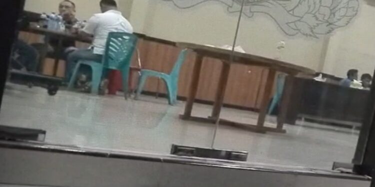 FOTO: AGUS/MATA KALTENG - Anggota Polisi yang diperiksa di Aula Mapolres Kotim, Senin 9 Oktober 2023 malam.