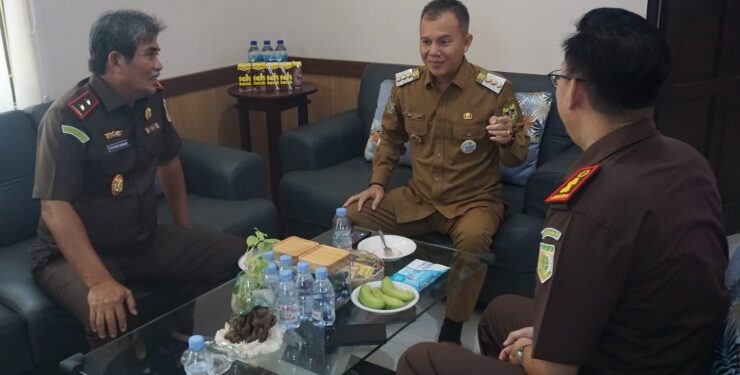 FOTO : SID/MATA KALTENG - Bupati Gumas Jaya Samaya Monong berbincang dengan Kajati Kalteng Pathor Rahman dan Kajari Gumas Sahroni, Senin, 9 Oktober 2023.