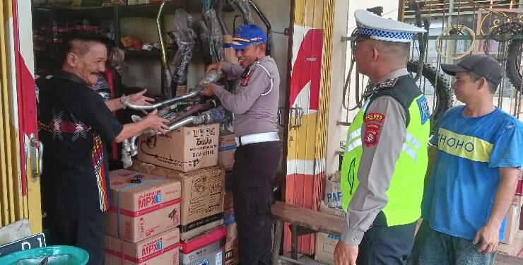 FOTO : HUMAS POLRES GUMAS/MATA KALTENG - Personel Satlantas Polres Gumas mendatangi dan menegur pemilik bengkel motor yang menjual knalpot brong, Senin, 9 Oktober 2023.