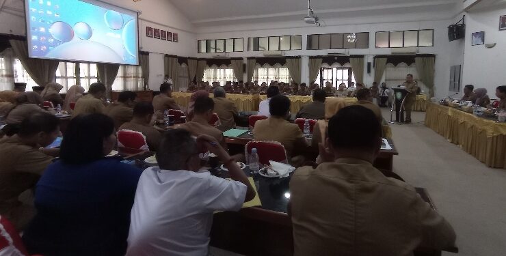 FOTO : DEVIANA/MATAKALTENG - Pemkab Kotim saat rapat koordinasi pengendalian dan evaluasi kegiatan pembangunan triwulan III, Senin 9 Oktober 2023.