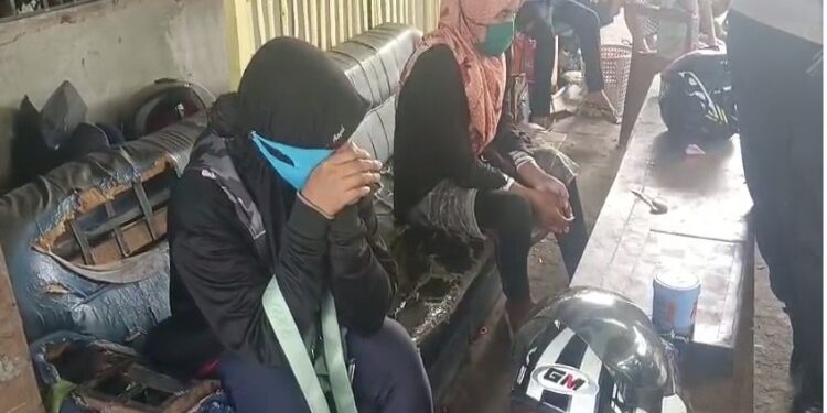 FOTO: MATAKALTENG - Kedua IRT saat diamankan warga.
