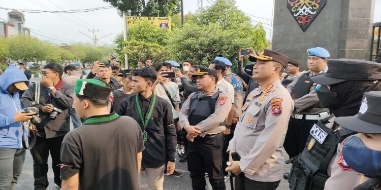FOTO: RZL/MATAKALTENG - Kapolresta Palangka Raya, Kombes Pol Budi Santosa, saat menemui perwakilan dari HMI Cabang Palangka Raya.