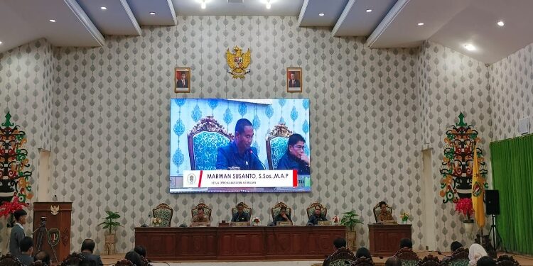 FOTO: ANR/MATAKALTENG - Ketua DPRD Kabupaten Katingan, Marwan Susanto, saat mengumumkan pemberhentian Sakariyas dan Sunardi Litang dari jabatannya sebagai Bupati dan Wakil Bupati Katingan periode 2018 - 2023.