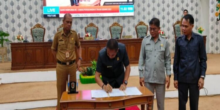 FOTO: ANR/MATAKALTENG - Ketua DPRD Kabupaten Katingan Marwan Susanto, saat menandatangani LKPj Bupati Katingan Tahun Anggaran 2022.