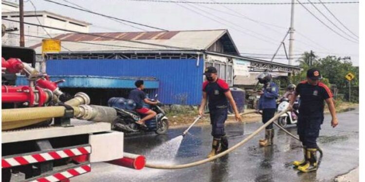 FOTO: MATAKALTENG - Damkar Kabupaten Barsel saat membersihkan sisa pasir di daerah Jalan Jelapat, kota Buntok.