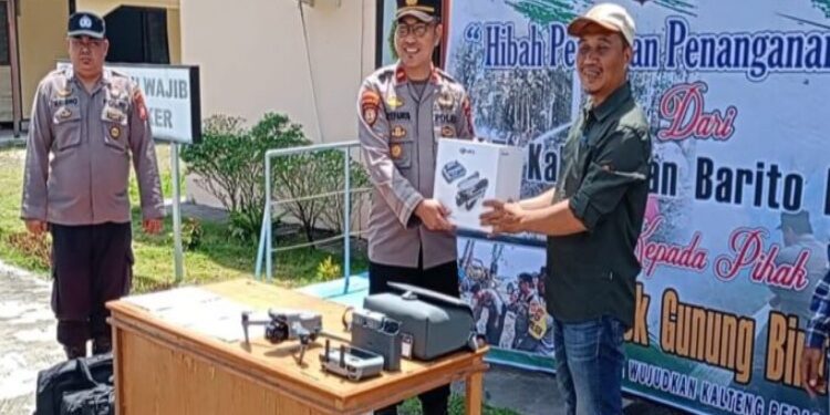 FOTO: MATAKALTENG - Kapolsek Gunung Bintang Awai, Ipda Stefanus Rantealo, saat menerima hibah peralatan karhutla.
