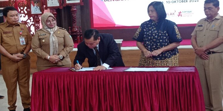 FOTO ; DEVIANA/MATAKALTENG - Bupati Kotim Halikinnor saat penandatanganan kerja sama dengan Kejaksaan Negeri Kotim, Selasa 10 Oktober 2023.