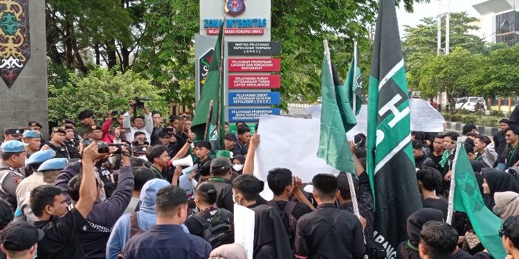 FOTO: RZL/MATAKALTENG - Ratusan mahasiswa HMI Cabang Palangka Raya, saat menggelar aksi di depan Mapolda Kalteng.