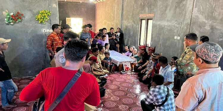 FOTO: IST/MATAKALTENG - Gubernur Kalteng, H Sugianto Sabran Kunjungi Rumah Duka Korban Kerusuhan di Bangkal.
