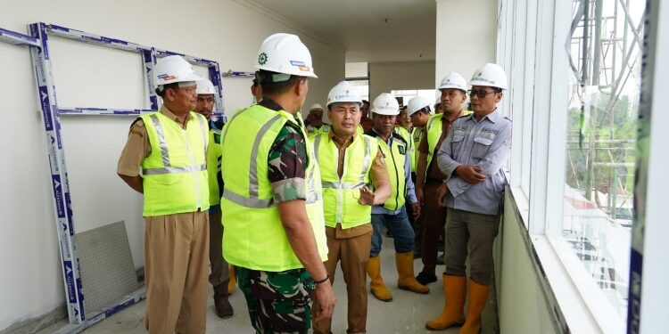 FOTO: IST/MATAKALTENG - Gubernur Kalteng Tinjau Pembangunan Rumah Sakit di Hanau yang sudah rampung 88 persen.