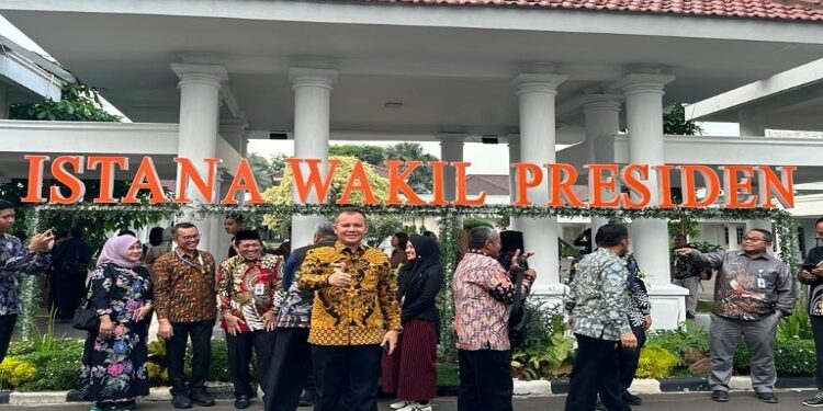 FOTO: DISKOMINFOSANTIK/MATA KALTENG
- Bupati Gumas Jaya S Monong saat berfoto didepan Istana Wakil Presiden RI, disela kegiatan rakornas percepatan penurunan stunting, Jumat 6 Oktober 2023