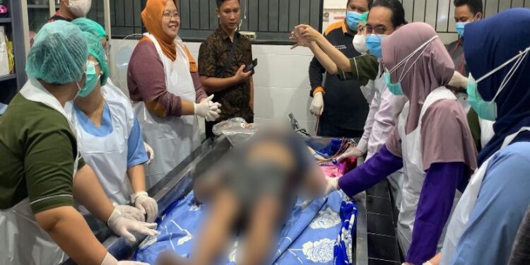 FOTO: RZL/MATAKALTENG - Jasad korban saat dilakukan visum di RSUD dr Doris Sylvanus Palangka Raya.