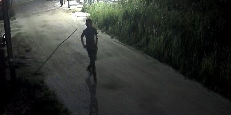 FOTO: IST/MATA KALTENG - Rekaman cctv yang menunjukkan ODGJ memasuki wilayah Perumahan Graha Pramuka, 10 Oktober 2023.