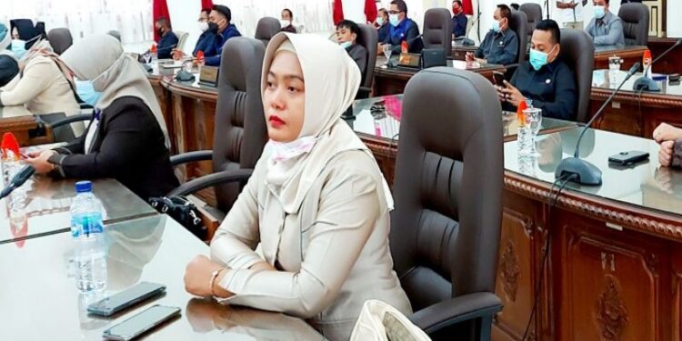 FOTO: MATAKALTENG - DPRD Barsel saat menggelar rapat Paripurna di gedung Graha Pena DPRD Barsel.