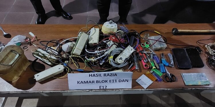 FOTO: MATAKALTENG - Sejumlah barang bukti hasik razia Rutan Palangka Raya.