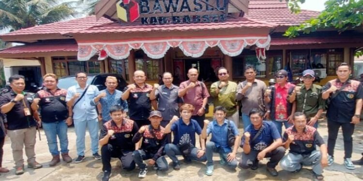 FOTO: MATAKALTENG - Usai menggelar Media Gathering, Banwaslu dan PWI barsel berfoto bersama.