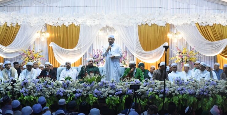 FOTO : IST/MATAKALTENG - Sekda Kalteng Nuryakin menghadiri kegiatan Maulid Akbar yang diselenggarakan Majelis Riyadhul Jannah di kediaman H. Muhammad Noor di Jalan Jati Palangka Raya, Selasa 10 Oktober 2023 malam.