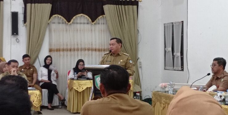 FOTO : DEVIANA/MATAKALTENG - Bupati Kotim Halikinnor saat mengimbau ASN dalam sebuah rapat yang digelar belum lama ini.