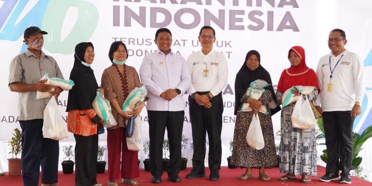 FOTO: VI/MATAKALTENG - Wagub Edy Pratowo hadir membuka Pameran dan Bazar Sembako di Kantor Badan Karantina Provinsi Kalteng.