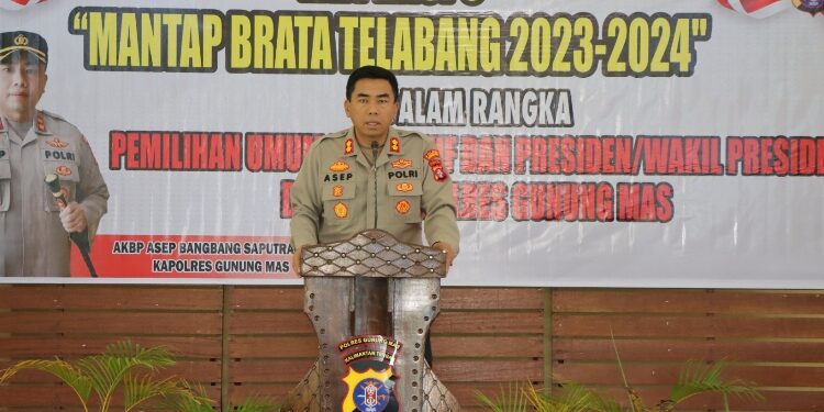 FOTO : HUMAS POLRES GUMAS/MATA KALTENG - Kapolres Gumas AKBP Asep Bangbang Saputra memberi arahan pada kegiatan latpraops Mantab Brata Telabang tahun 2023-2024, di aula patria tama mapolres setempat, Rabu, 11 Oktober 2023.