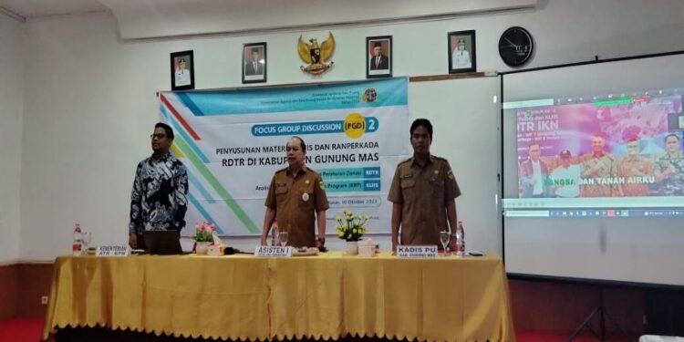 FOTO: DISKOMINFO SANTIK/MATA KALTENG - Bupati Gumas Jaya S Monong yang oleh diwakili Asisten I Setda Lurand (tengah)dan Sekretaris DPU Bambang Jaya, saat menghadiri FGD II RDTR dan KLHS RDTR Perkotaan Rungan tahun 2023, Selasa, Rabu, 11 Oktober 2023.