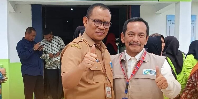 FOTO: DINKES SERUYAN/MATA KALTENG - Kepala Dinkes Kabupaten Seruyan, Bahrun Abbas (kiri) saat menghadiri hari kedua pelaksanaan survey akreditasi UPTD Puskesmas Danau Sembuluh, baru-baru ini.
