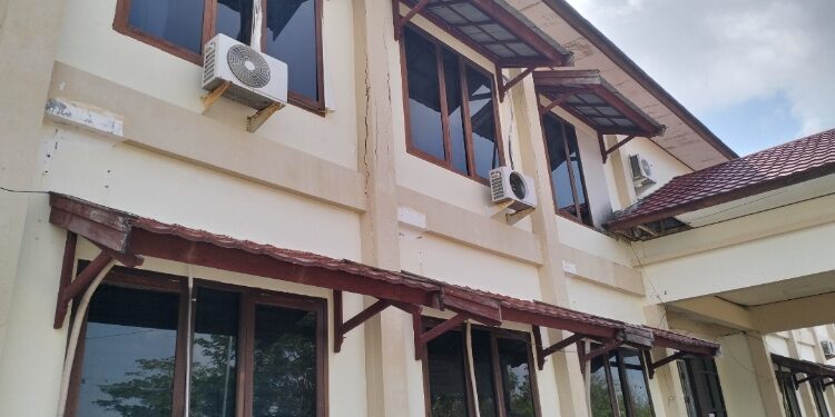FOTO: ALDI/MATA KALTENG - Kondisi terkini bangunan BKPSDM Kabupaten Seruyan yang sudah retak di beberapa sisi bangunan.