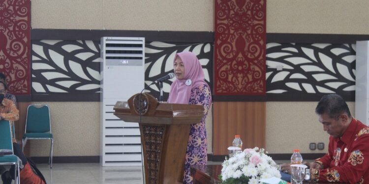 FOTO: MATAKALTENG - Asisten Perekonomian dan Pembangunan (Ekbang) Setda Kalteng, Sri Widanarni, saat membuka Rapat Tim Evaluasi dan Pengawasan Realisasi Anggaran (TEPRA) Triwulan III Tahun Anggaran 2023.