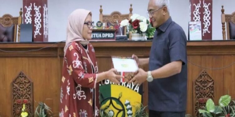 FOTO: RZL/MATAKALTENG - Ketua DPRD Kota Palangka Raya, Sigit K Yunianto, saat menerima naskah APBD dari Pj Wali Kota Palangka Raya, Hera Nugrahayu.