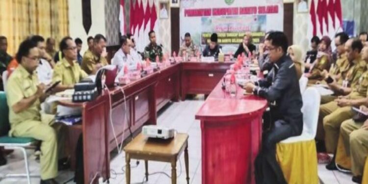 FOTO: MATAKALTENG - Pj Bupati Barsel bersama Forkopimda saat mengadakan Rakor penetapan Status dari Siaga Karhutla menjadi Tanggap Darurat Karhutla di Aula Setda Barsel.