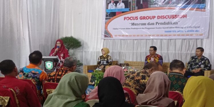 FOTO: DEVIANA/MATAKALTENG - Pelaksanaan Focus Group Discussion Edukasi Museum dan Pendidikan di Museum Kayu Sampit, Kamis 12 Oktober 2023.